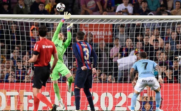 Ter Stegen clears a hard shot in the last minutes against Celta