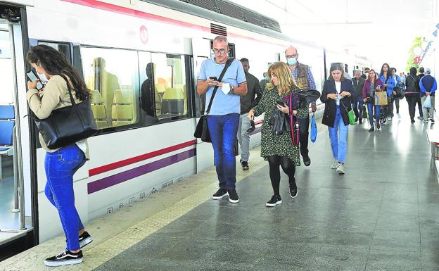 Viajeros suben al tren en la estación de Cercanías de Renfe de Santurtzi. /pedro urresti