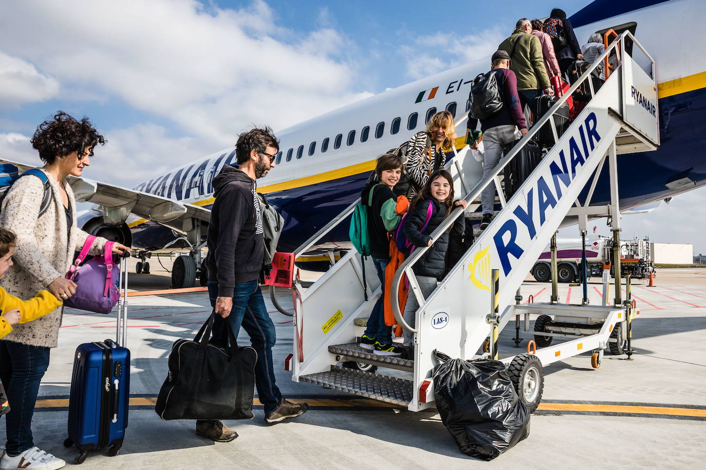 Pasajeros acceden a un avión en la pista del aeropuerto de Vitoria./igor martin