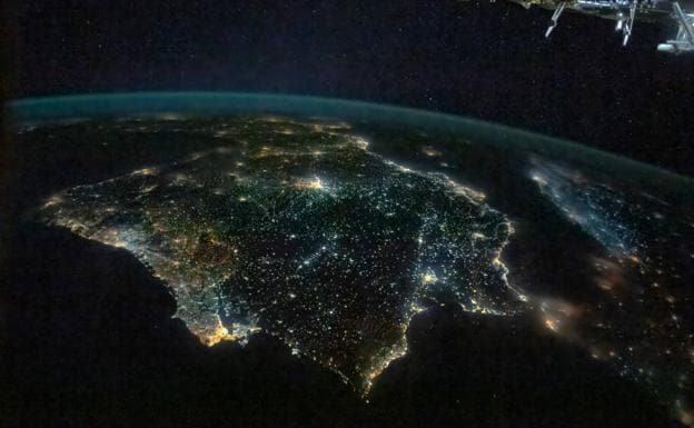 La Península Ibérica iluminada por la noche vista desde la Estación Espacial Internacional.