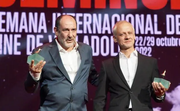 Karra Elejalde y su compañero en 'Vasil', el búlgaro Ivan Barnev, recogen el premio ex aequo a mejor actor en la Seminci de Valladolid./europa press