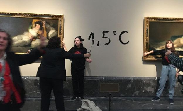 Dos ecoactivistas se pegan a 'Las majas' de Goya en el Prado | El Correo