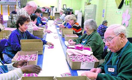 Trabajadores veteranos a cargo de una sección de embalaje/AFP