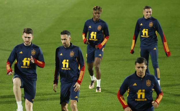 Sergio Busquets (2i), during a training session with the Spanish team. 