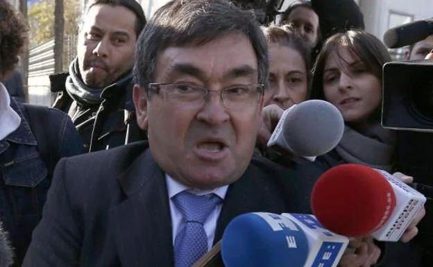 Vicente Belda addresses journalists after declaring for Operation Puerto.