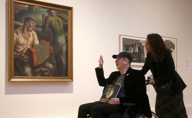 Kepa Junkera, with his ex-wife, Miren Goikouria, in front of the painting 'The accordionist', by Arteta, at the Bilbao Fine Arts Museum. 