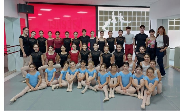Alumnas y alumnos de la escuela de danza, que ofrece diferentes modalidades, posan con la directora, Oiane Azkozinaga, a la derecha de la imagen. /e. c.