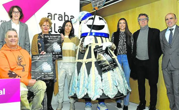 Family photo of the participants in the presentation of the international tournament. 