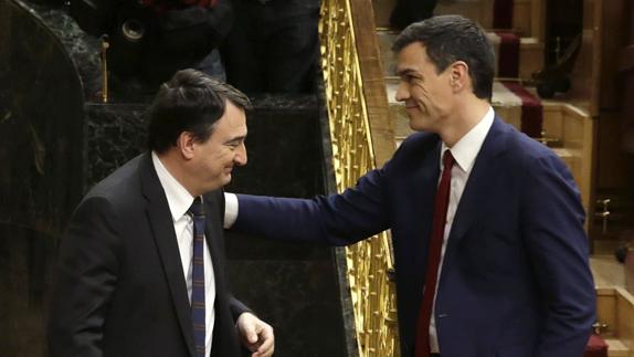 eldiario.es | PSOE Y EL PNV SIGUEN SIN HACER PÚBLICO UN ACUERDO Y LOS JELTZALES DAN POR HECHA LA ABSTENCIÓN EN SEGUNDA VUELTA Sanchez-esteban-k7BD-U4087208132vnH-575x323@El%20Correo